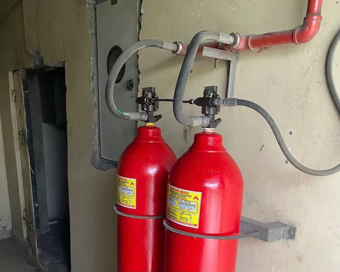 Dos cilindros CO₂ PREVIFUEGO con válvulas de disparo